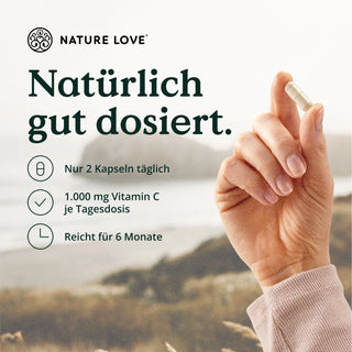 Eine Frau hält eine Tablette mit der Aufschrift „Nature Love“ und „Gepuffertes Vitamin C Kapseln“ hoch.