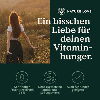 Eine Frau auf einem Feld mit Nature Love Vitamin C Gummies, die ihre Liebe zur Natur zum Ausdruck bringt und eine vitaminreiche Ernährung fördert.