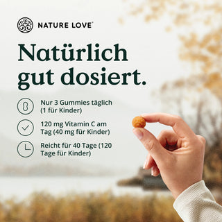 Eine Person hält ein Vitamin-C-Gummibärchen mit der Aufschrift „Nature Love“ in der Hand.