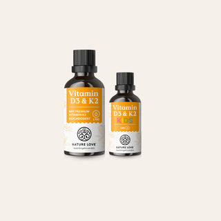 Zwei Tropfflaschen aus bernsteinfarbenem Glas mit „Nature Love Vitamin D3 & K2 – Familienset“, eine in Standardgröße und eine mit der Aufschrift „für Kinder“.