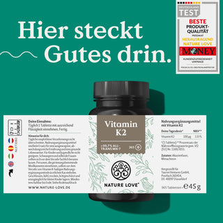 Eine Flasche Nature Love Vitamin K2 Tabletten auf grünem Hintergrund.