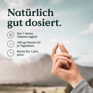 Eine Person hält eine Hand mit den Worten „naturlich gut dosiert“ und „Premium-Qualitätstabletten mit Nature Love Vitamin K2 Tabletten“.