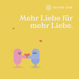 Zwei lächelnde Cartoon-Figuren teilen sich ein Herz auf gelbem Hintergrund mit dem Text „mehr Liebe für mehr Liebe. Nature Love Standhaft gegen rechte Gewalt. Bio Maca Love.“