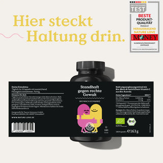 Nature Love-Werbung mit einer Flasche „Standhaft gegen rechte Gewalt“ mit einem Etikett in deutscher Sprache, auf dem Bio-Maca, Bio-Zertifizierung und Qualitätssicherungsauszeichnungen hervorgehoben werden.