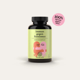 Eine Flasche Nahrungsergänzungsmittel der Marke Nature Love mit dem Namen „Immun gegen Rassismus“, die einen Echinacea-Immunkomplex enthält, mit einer Grafik lächelnder Organe und einem rosa Aufkleber mit der Aufschrift „100“.
