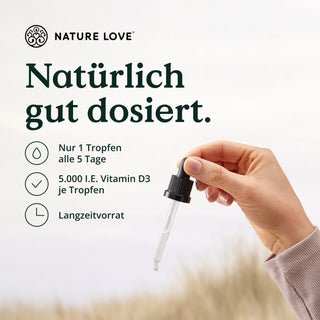 Eine Frau hält eine Flasche Vitamin D3 5000 I.E. Tropfen, Naturliebe für ihr Immunsystem.