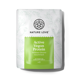Eine grün-weiße Packung des Active Vegan Protein Pulvers von Nature Love präsentiert den Himbeer-Zitrone-Geschmack mit dekorativem Design und Logo und betont so die Kraft der pflanzlichen Proteine.