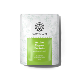 Ein weißer und grüner Beutel Nature Love Active Vegan Protein Pulver (Vanille) ist vor einem schlichten weißen Hintergrund abgebildet, der die pflanzlichen Proteine und den hohen Proteingehalt hervorhebt.