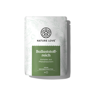 Ein weiß-grüner Nature Love-Beutel mit der Aufschrift "Ballaststoffreich Pulver" mit Pflanzenabbildungen und deutschem Text steht aufrecht vor einem hellen Hintergrund und hebt das Faserpulver der Marke Nature Love hervor.