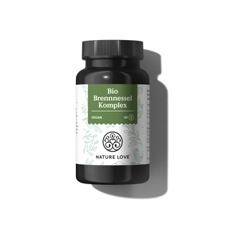 Die schwarze Flasche mit der Aufschrift "Bio Brennnessel Komplex Kapseln" von Nature Love hat ein grün-weißes Design, ist aus Bio-Rohstoffen, vegan, hochdosiert und enthält 60 Kapseln.