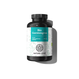 Eine schwarze Plastikflasche mit der Aufschrift "Bio Gerstengras Kapseln" von Nature Love, mit einem blaugrünen und weißen Design, erscheint auf einem schlichten weißen Hintergrund mit einem Schatten. Enthält Kapseln, die aus biologisch angebautem Gerstengras hergestellt werden.