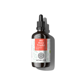 Eine dunkle Glastropfflasche mit der Aufschrift "Bio Maca Tropfen" von Nature Love, mit einem rot-weißen Design und hochdosiertem 10:1 Bio Maca Extrakt, steht aufrecht auf weißem Hintergrund.