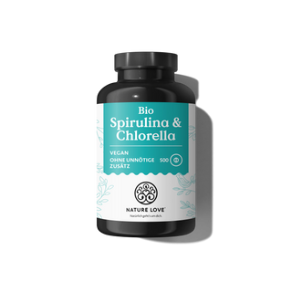 Eine schwarze Flasche „Nature Love Bio Spirulina & Chlorella Tabletten“ mit einem türkis-weißen Etikett, die 500 vegane Tabletten enthält.