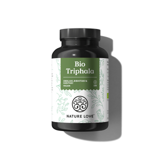Eine schwarze Flasche mit der Aufschrift "Bio Triphala Kapseln" von Nature Love, die 180 vegane Kapseln mit ayurvedischer Fruchtmischung enthält, steht vor einem schlichten hellen Hintergrund.