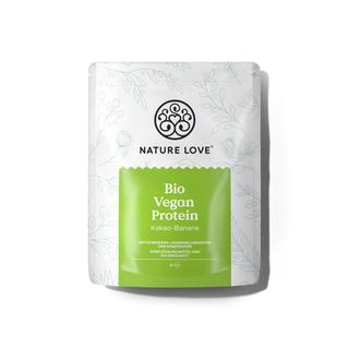 Ein weiß-grüner Nature Love-Beutel mit der Aufschrift "Bio Vegan Protein Pulver" mit botanischen Motiven, wiederverschließbarem Deckel und hohem Proteingehalt - die perfekte Wahl für dein Bio Vegan Proteinpulver.