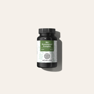 Eine Flasche Nature Love Bio Brennnessel Komplex Kapseln auf weißem Hintergrund.