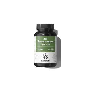 Eine schwarze Flasche „Bio Brennnessel Komplex Kapseln“ von Nature Love mit einem grün-weißen Etikett, die 60 vegane Kapseln mit hochdosiertem Extrakt aus Bio-Rohstoffen enthält, ist vor einem schlichten weißen Hintergrund abgebildet.