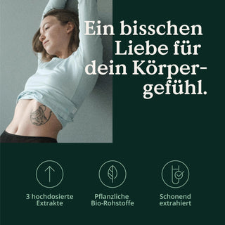 Ein Bild einer Frau mit einem Tattoo auf dem Rücken, die Bio Brennnessel Komplex Kapseln von Nature Love trägt.