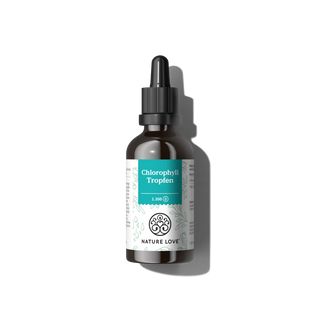 Eine dunkle Glastropfflasche mit der Aufschrift "Chlorophyll Tropfen" von Nature Love, die einen veganen Alfalfa-Extrakt enthält, wird vor einem weißen Hintergrund gezeigt.