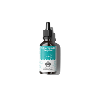 Auf einem weißen Hintergrund steht eine braune Tropfflasche der Marke Nature Love mit der Aufschrift „Chlorophyll-Tropfen“, hergestellt aus veganer Luzerne.