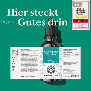 Eine Flasche Nature Love Chlorophyll Tropfen mit Etikett auf grünem Hintergrund.