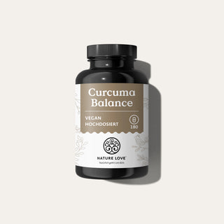 Eine schwarze Flasche mit der Aufschrift „Curcuma Balance Kapseln“ von Nature Love, mit 180 veganen Kapseln, hochdosiertem Curcumin für optimale Bioverfügbarkeit.