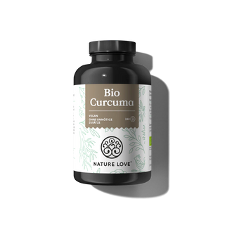 Eine schwarze Flasche "Bio Curcuma Kapseln" von Nature Love mit veganen Kurkuma-Kapseln mit schwarzem Pfeffer und frei von unnötigen Zusatzstoffen wird vor einem schlichten hellen Hintergrund gezeigt.