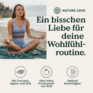 Eine Frau in einer Yoga-Pose am Strand und demonstriert ihre Liebe zu Nature Love Curcuma Ingwer Zink Gummies.