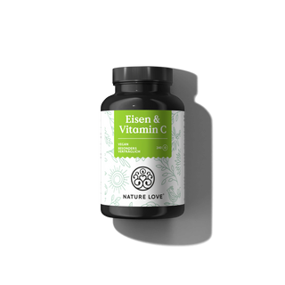 Eine schwarze Flasche Nature Love Eisen & Vitamin C Tabletten mit einem grün-weißen Etikett ist auf einem hellgrauen Hintergrund abgebildet. Dieses Ergänzungsmittel ist vegan-freundlich.