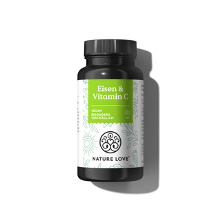 Eine schwarze Flasche mit der Aufschrift "Eisen & Vitamin C Kapseln" von Nature Love hat eine grün-weiße Verpackung, einen schwarzen Schraubverschluss und ist vor einem hellen Hintergrund abgebildet.