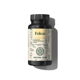 Eine schwarze Flasche mit der Aufschrift Fokus Kapseln" von Nature Love, die 90 vegane Kapseln mit Brahmi, Ginseng, Citicolin und Ginkgo enthält, steht vor einem schlichten weißen Hintergrund.