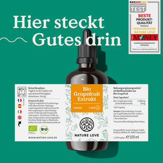 Eine Flasche Nature Love Bio Grapefruitextrakt Tropfen auf grünem Hintergrund.