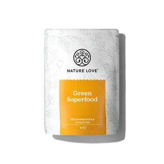 Eine Packung Nature Love Green Superfood Pulver, weiß und gelb mit botanischen Illustrationen, hebt 15 Superfoods, grünes Gemüse und 2 Vitalpilze hervor.