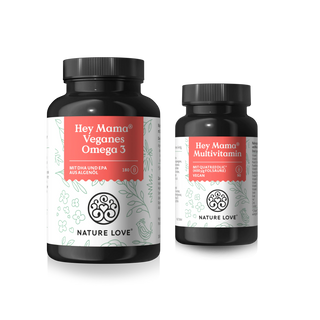 Zwei schwarze Flaschen "Hey Mama Kapseln" von Nature Love, perfekt als vegane Nahrungsergänzung und Schwangerschaftsvitamine, präsentiert vor hellem Hintergrund.