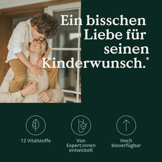 Ein kleiner Junge umarmt seine lächelnde Mutter in einem gemütlichen Zimmer, über ihnen steht ein deutscher Text über Liebe, Familie und „Hey Papa“-Kapseln. Markenname: Nature Love