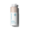 Eine weiße 15-ml-Flasche der Hyaluron-Augencreme von Nature Love mit einem Verschluss mit Holzstruktur enthält Spirulina.