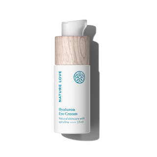 Eine weiße 15-ml-Flasche der Hyaluron-Augencreme von Nature Love mit einem Verschluss mit Holzstruktur enthält Spirulina.