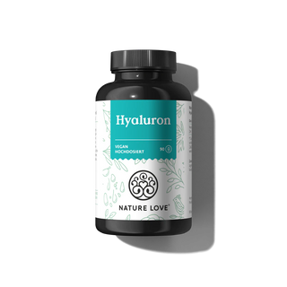 Eine schwarze Plastikflasche mit der Aufschrift "Hyaluron Kapseln" von Nature Love, die 90 vegane hochdosierte Kapseln enthält, ist vor einem weißen Hintergrund mit einem Schatten abgebildet.