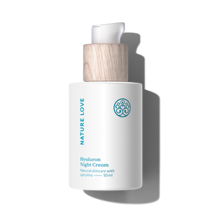 50 ml weiße Flasche „Nature Love Hyaluron-Nachtcreme“ mit Holzverschluss und blauem Text, mit Markenlogo und Produktdetails.
