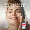 Eine lächelnde Person trägt Nature Love Hyaluron Tagescreme auf. Der Text lautet „Entwickelt für dein ewig schönes Ich.“ Logos für ECOCERT, Dermatest und pH 5,5 sind sichtbar.