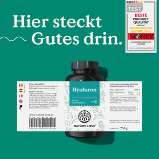 Eine Flasche NATURE LOVE Hyaluronsäure-Kapseln steht auf einem blaugrünen Hintergrund und trägt deutlich den deutschen Text „Hier steckt Gutes drin.“ Es hebt die Eigenschaften hervor, dass das Produkt hochdosiert ist und vegane Hyaluronsäure enthält. In der oberen rechten Ecke sind Prüfsiegel zu sehen.