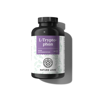 Eine schwarze Flasche von Nature Love mit der Aufschrift "L-Tryptophan Kapseln" und einem lila-weißen Blumenmuster weist eindeutig darauf hin, dass dieses hochdosierte Ergänzungsmittel vegan ist.