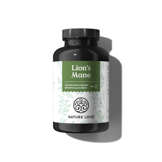 Eine schwarze Flasche mit der Aufschrift "Lion's Mane Kapseln" von Nature Love, mit einem grün-weißen Muster, das Hericium Erinaceus hervorhebt, steht auf einem hellgrauen Hintergrund.
