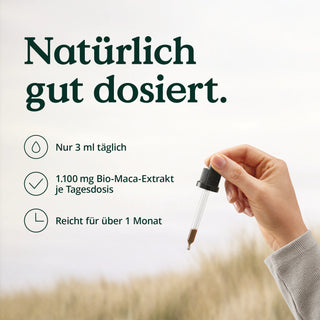 Eine Person hält eine Pipette Nature Love Bio Maca Tropfen. Mit Text "Natürlich gut dosiert."