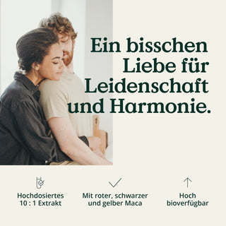 Ein Mann und eine Frau umarmen sich vor einem Fenster und halten Bio Maca Tropfen von Nature Love in der Hand.