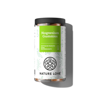 Nature Love Magnesium Gummies, in einer Flasche mit einem grünen Etikett für exotischen Fruchtgeschmack, unterstützen Muskelfunktion und Energiestoffwechsel. Die Packung enthält 120 zuckerfreie Gummibärchen, die vor einem hellen Hintergrund abgebildet sind.