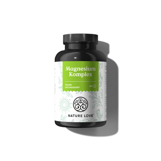 Eine schwarze Flasche mit der Aufschrift "Magnesium Komplex Kapseln" von Nature Love mit grünem und weißem Design steht auf einer hellen Fläche und wirft einen Schatten. Auf dem Etikett steht hochdosiertes Magnesium aus 5 Magnesiumformen.