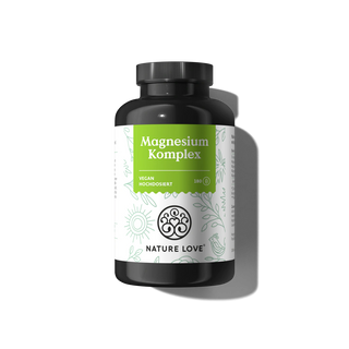 Eine schwarze Flasche Nature Love Magnesium Komplex Kapseln mit einem grün-weißen Etikett auf weißem Hintergrund. Enthält 5 Formen von Magnesium und ist hoch dosiert für eine optimale Unterstützung.