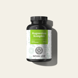 Eine Dose Nature Love Magnesium Komplex Kapseln auf weißem Hintergrund.