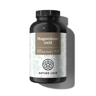 Eine schwarze Flasche mit der Aufschrift "Magnesiumoxid Kapseln" von Nature Love, mit einem weiß-grünen Design. Dieses vegane Supplement liefert hochdosiertes Magnesium in 365 Kapseln.